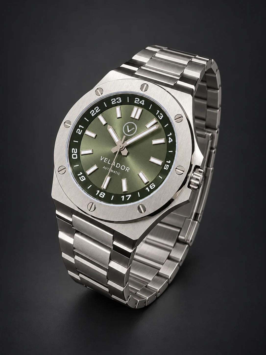 Meridian Sage visto de cima em ângulo, com a pulseira de aço fechada