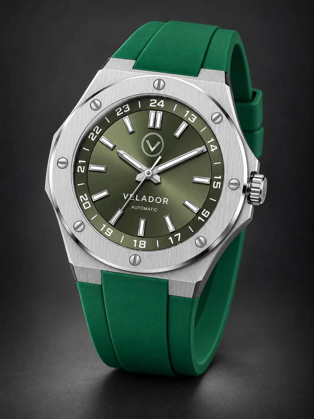 Velador Meridian Sage com a pulseira de silicone verde, em três quartos